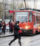 Matka s dítětem málem vběhla pod tramvaj.