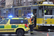 Nehoda tramvaje s velkokapacitním autobusem 