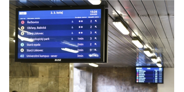 Na hlavním brněnském nádraží fungují nové tabule s odjezdy MHD